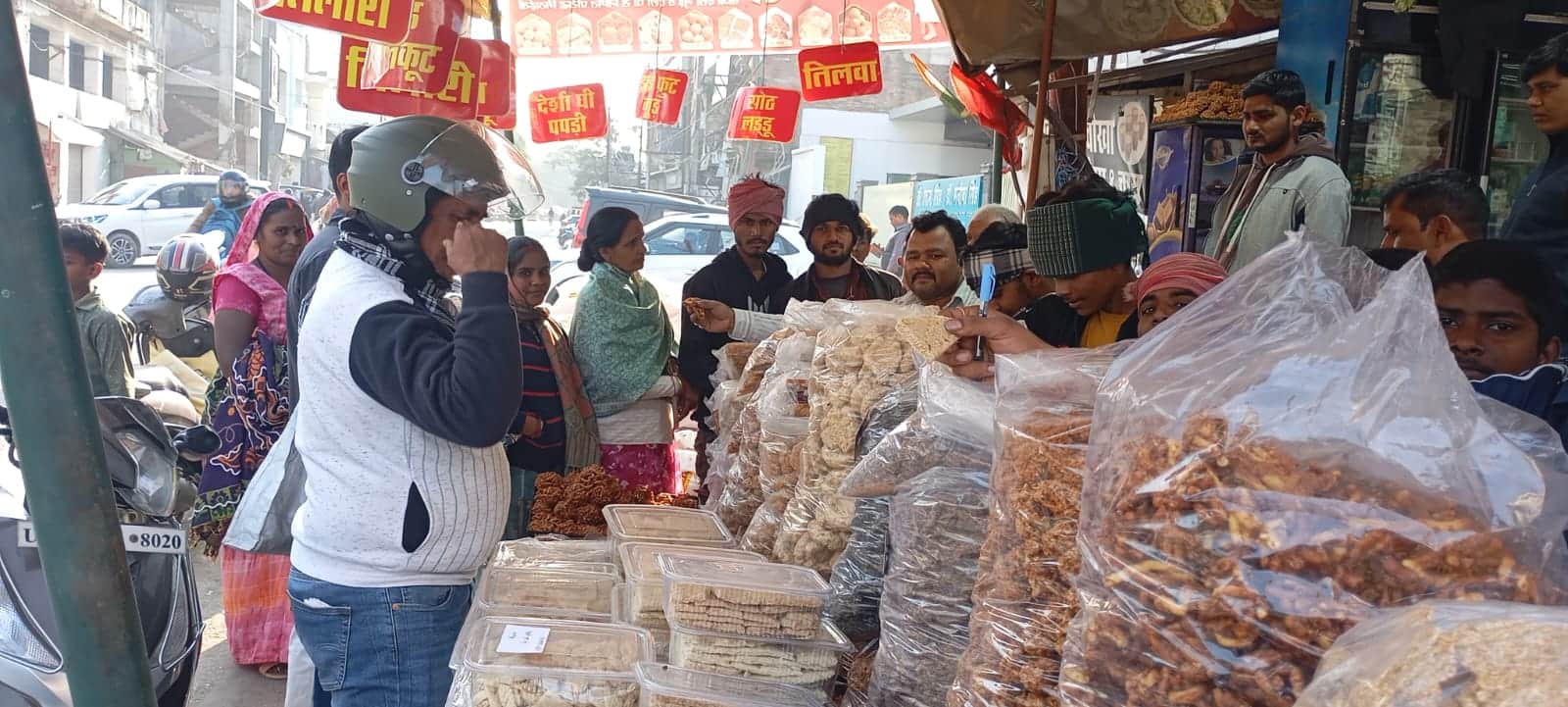 मकर संक्रांति के मद्देनजर खरीददारी करते लोग। संवाद