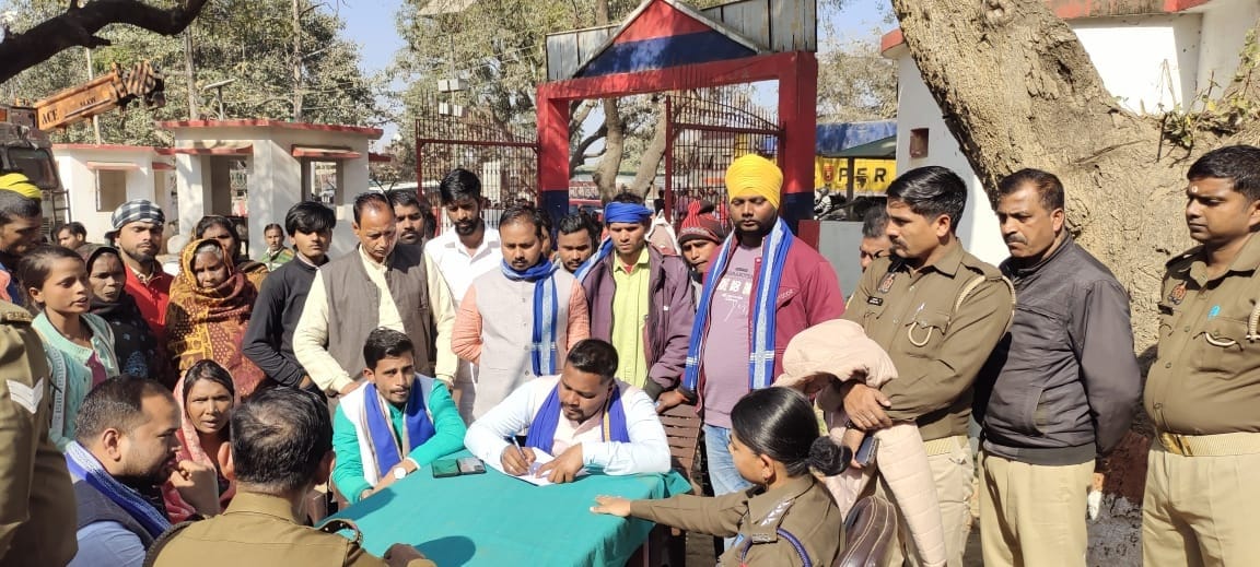 The family members protested in front of the police station alleging murder.