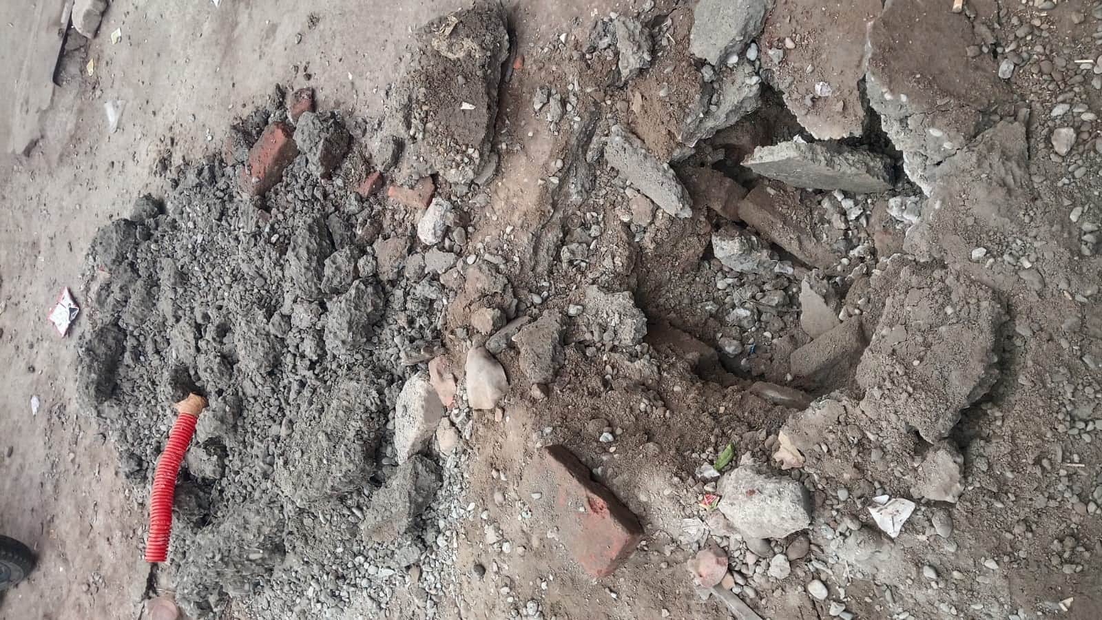 नजीबाबाद रेलवे स्टेशन पर पथ प्रकाश की उखाड़ी गई फाउंडेशन। संवाद