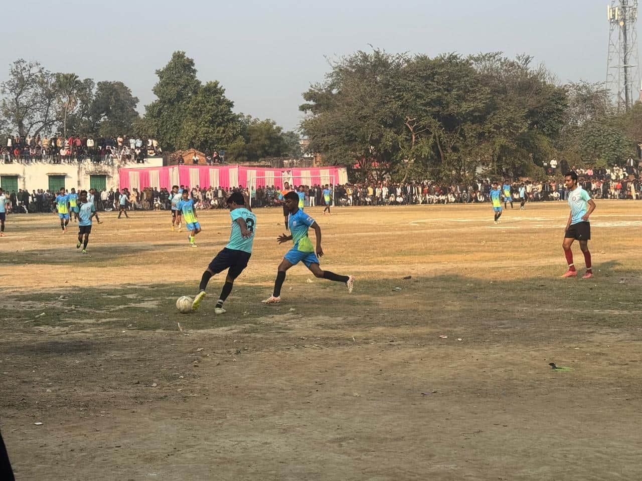 राज्य स्तरीय प्रतियोगिता में फुटबाल को कब्जे में लेते खिलाड़ी। संवाद