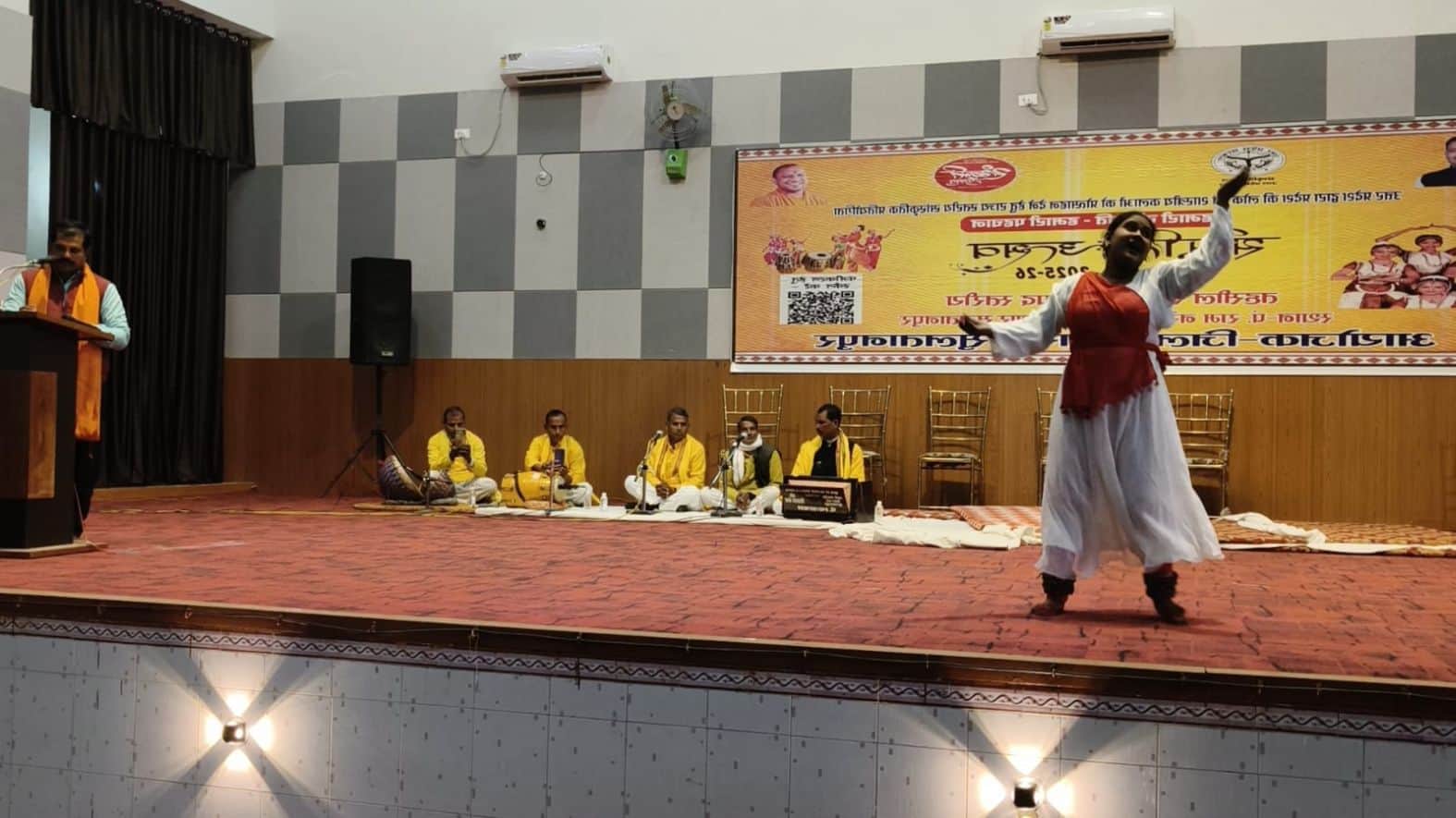 राम नरेश त्रिपाठी सभागार में अपनी कला का प्रदर्शन करती कलाकार। स्रोत सूचना विभाग