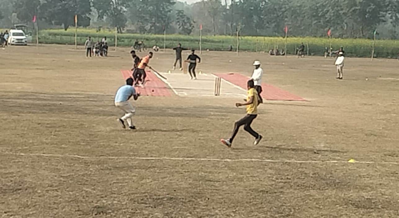 रामसनेहीघाट के सनौली में क्रिकेट खेलते युवक।