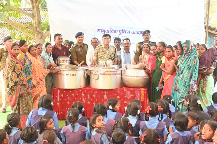 Rajnandgaon: मोहला-मानपुर-अंबागढ़ में सामुदायिक पुलिसिंग, ग्रामीणों से जुड़ाव का प्रयास,एसपी ने किया संवाद