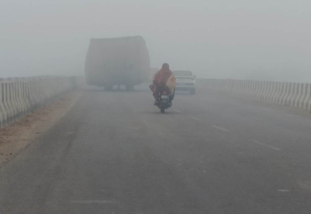 सिरसा। नेशनल हाईवे पर सुबह 9.40 पर धुंध के हालात। संवाद