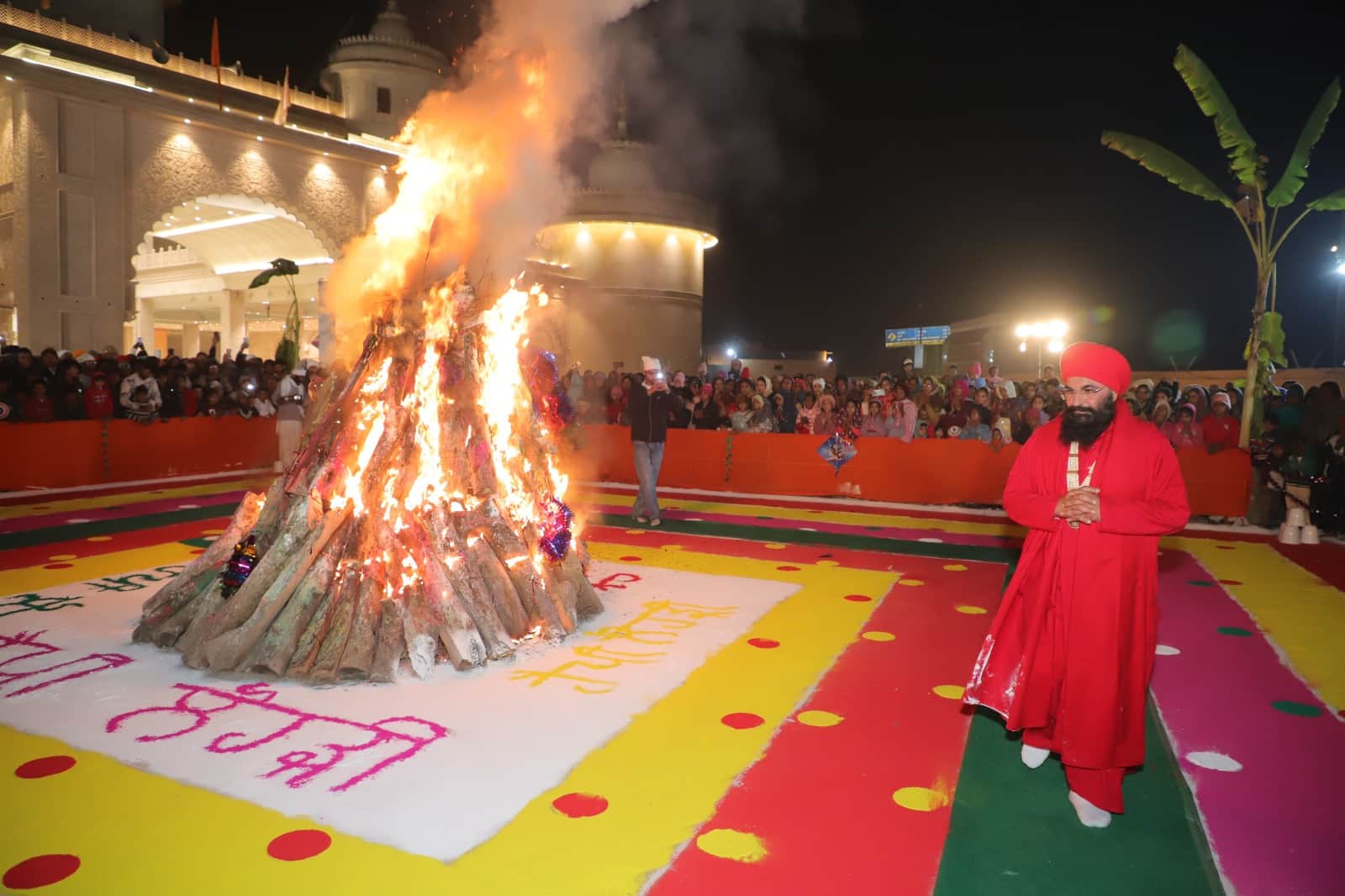 सिरसा।सिरसा। मुख्य धाम बाबा भूमणशाह में लोहड़ी का पर्व मनाते हुए  गद्दीनशीन संत बाबा ब्रह्मदास 