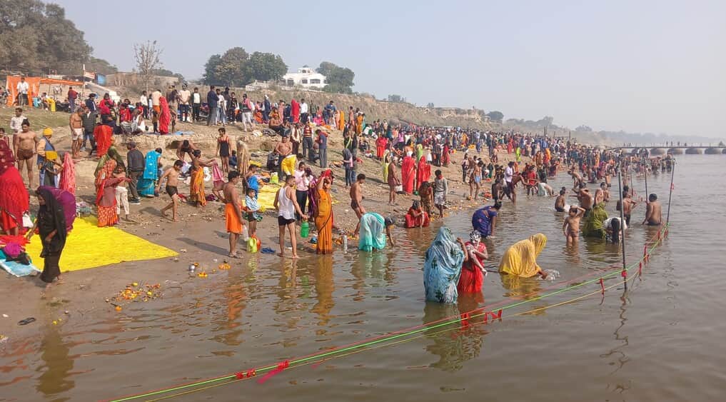 सीतामढ़ी गंगा में डुबकी लगाते श्रद्धालु । संवाद