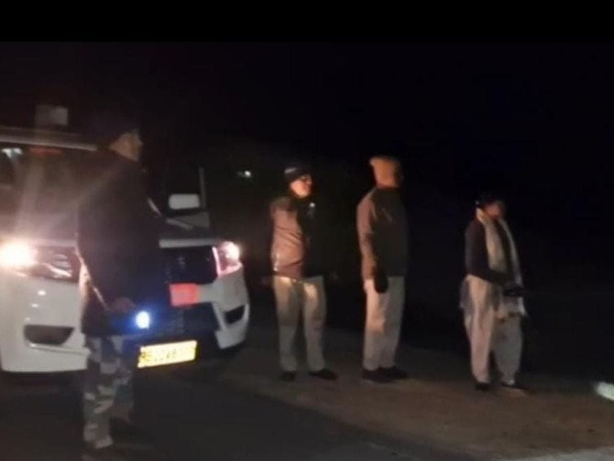 Mandla News: A tiger was spotted crossing the national highway in Shahpura.
