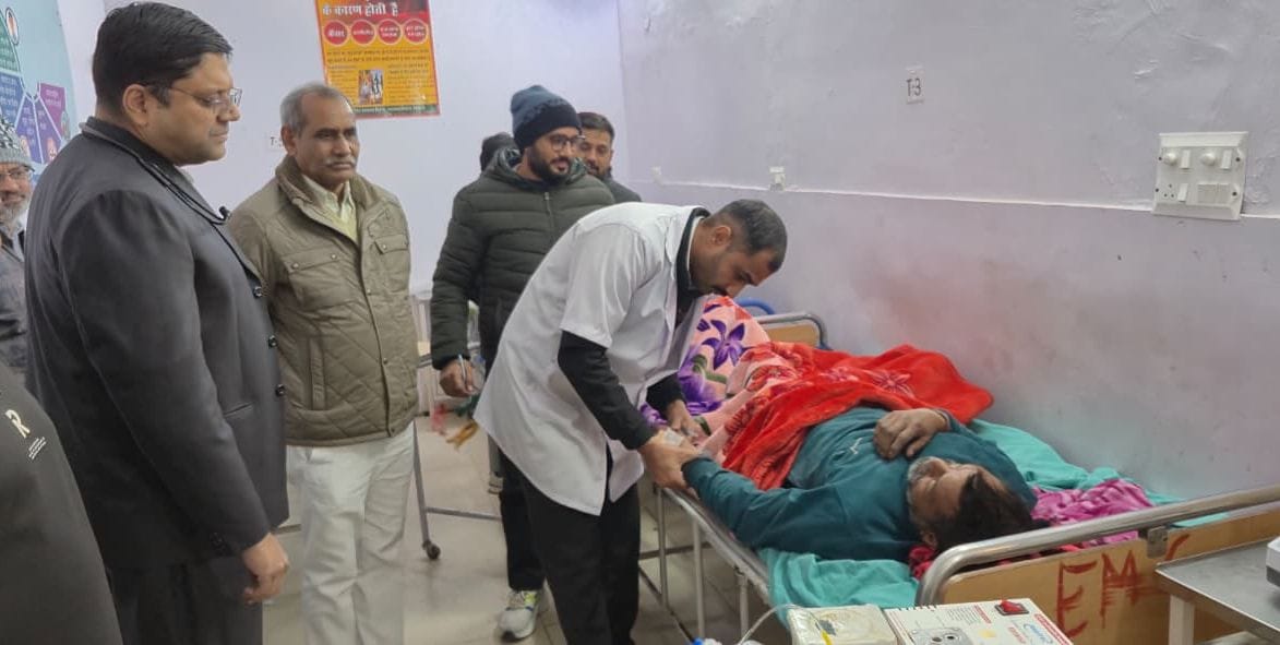 They had reached the liquor shop early in the morning to drink alcohol, everyone sat together and drank alcohol, then suddenly vomited and became unconscious.