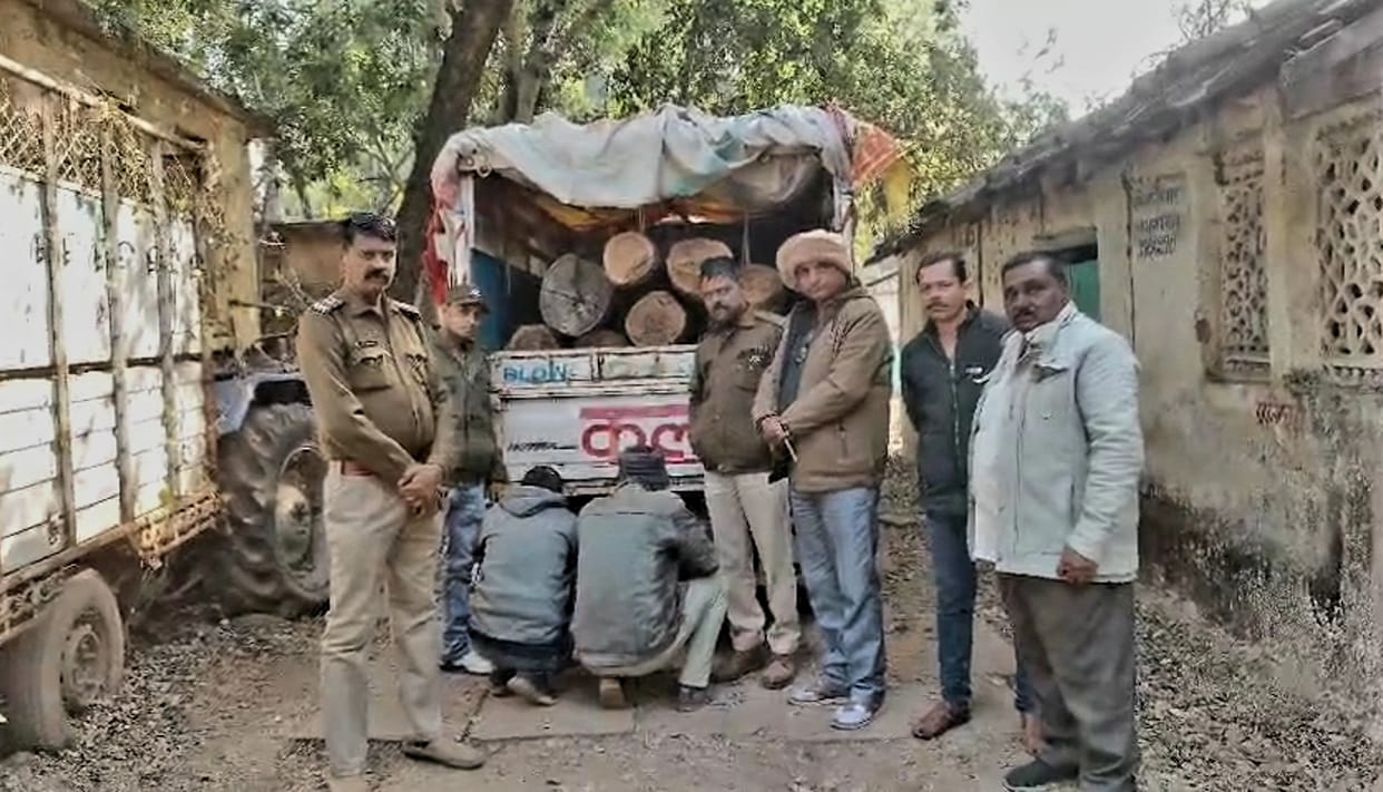 Sagar News: Pickup truck seized with illegal teak wood worth Rs 1.5 lakh; two smugglers arrested.