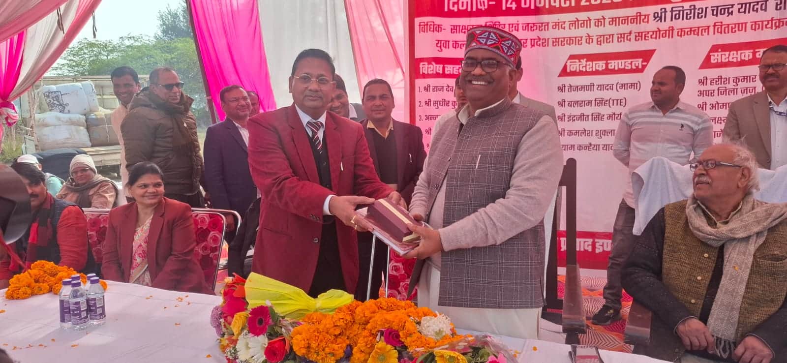 विधिक साक्षरता संगोष्ठी में राज्यमंत्री गिरीश चंद्र यादव को स्मृति चिन्ह से सम्मानित कर आयोजक। 