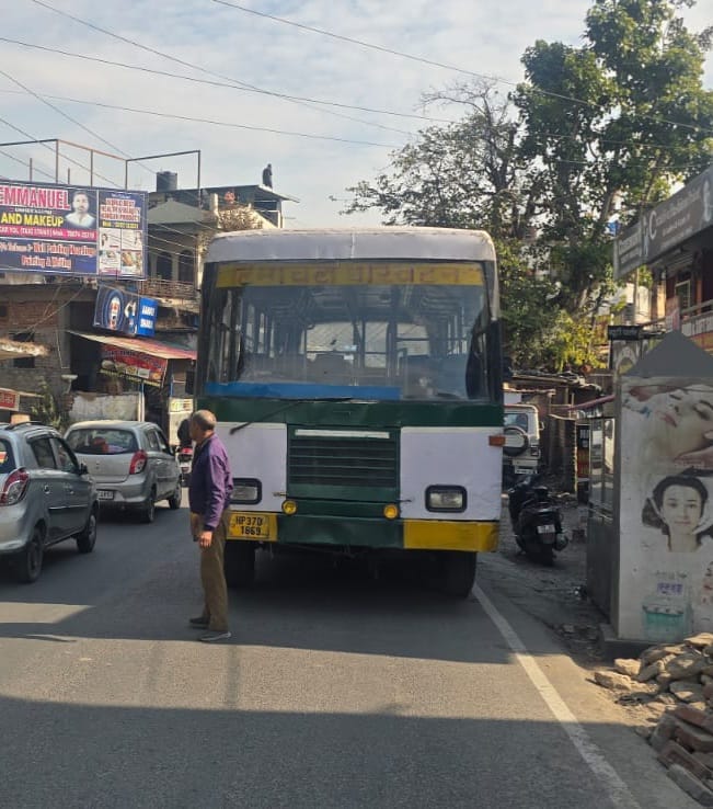 HRTC bus wheels stopped in Yol, passengers got upset