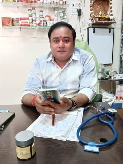 Shivpuri News: Fake doctor held in Mathura for cancer treatment fraud; father-in-law also arrested