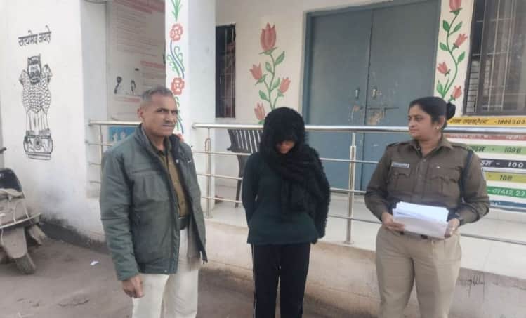 पुलिस की गिरफ्त में महिला आरोपी।
