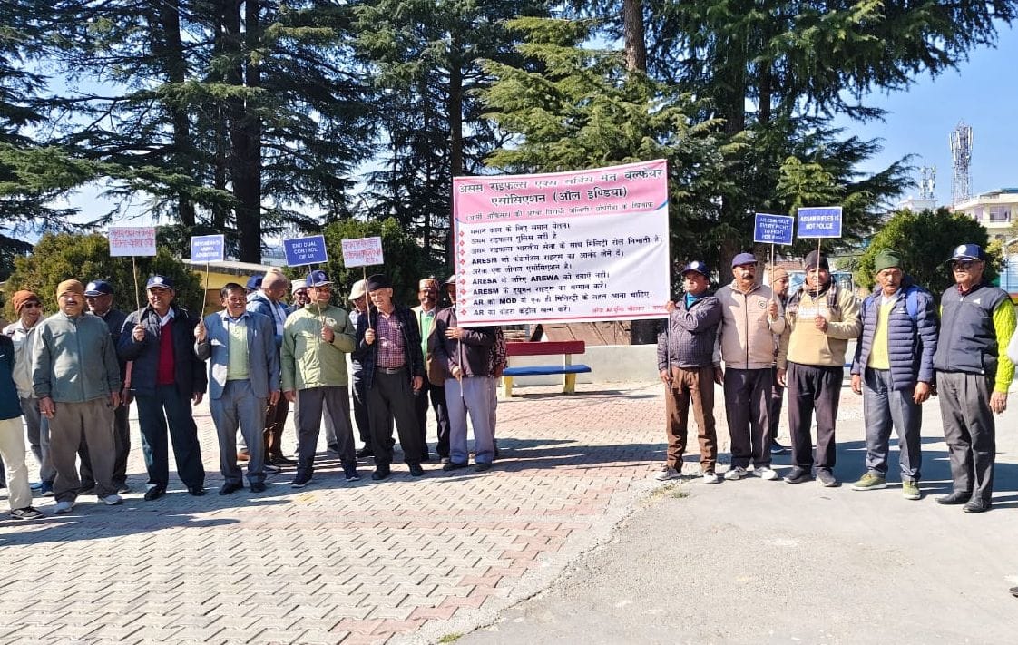 अपनी मांगों को लेकर लोहाघाट में जुलूस निकालते आसाम राइफल के पूर्व सैनिक। स्रोत: स्वयं