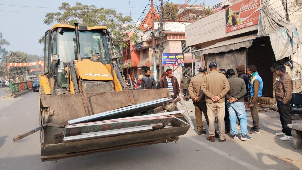 The corporation team took away the goods kept outside the shops in trolleys