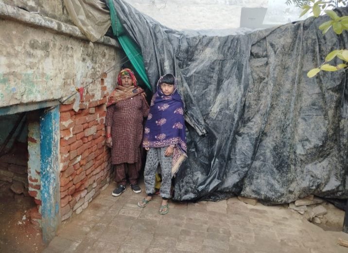 The house was damaged due to the rain, making do by covering it with a tarpaulin.