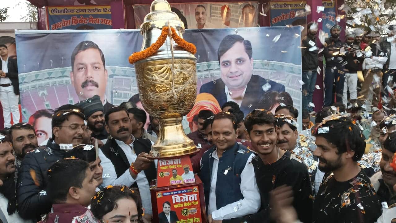 बक्सा यादवेस कप के साथ विजेता टीम को शिल्ड देते मल्हनी से सपा विधायक लकी यादव। संवाद