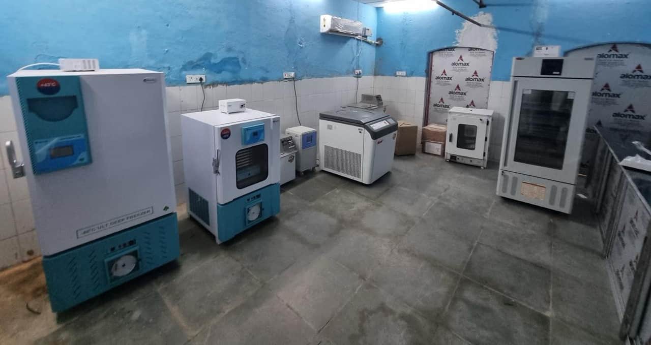 ब्लड कंपोनेट यूनिट में रखी मशीनें। संवाद