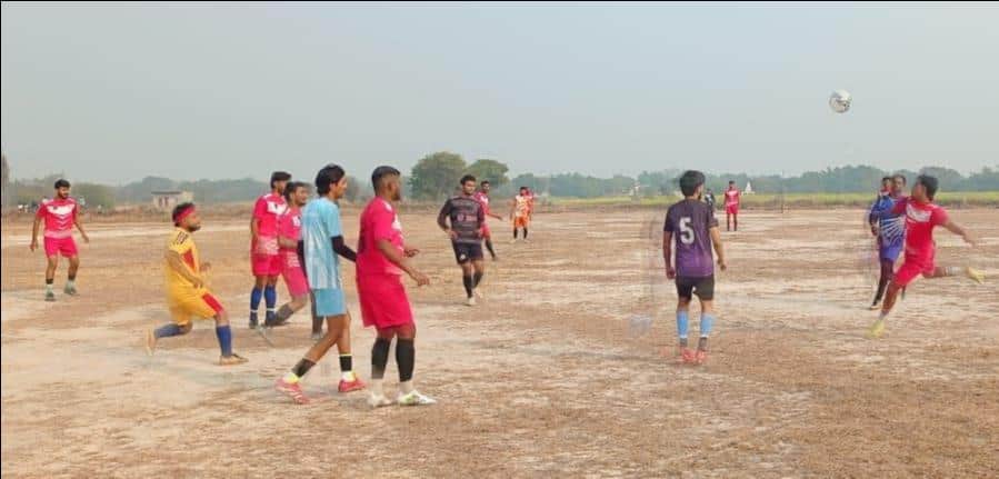 बेलौनाकला गांव में फुटबाल खेलते खिलाड़ी। संवाद