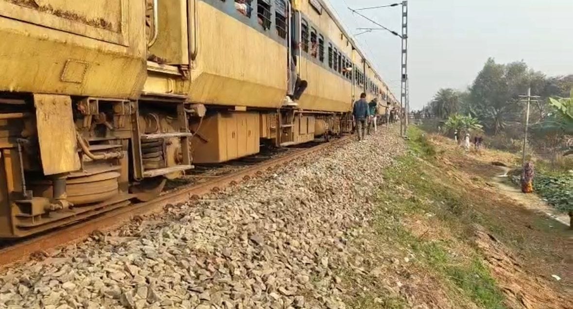 Jhansi: Elderly man dies after falling while boarding a moving train