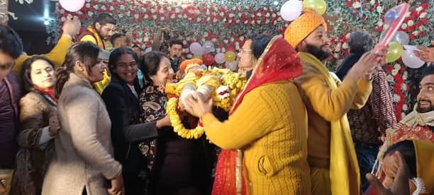 बिश्नाह में श्रीकृष्ण जन्मोत्सव पर खुशी मनाते श्रद्धालु। संवाद