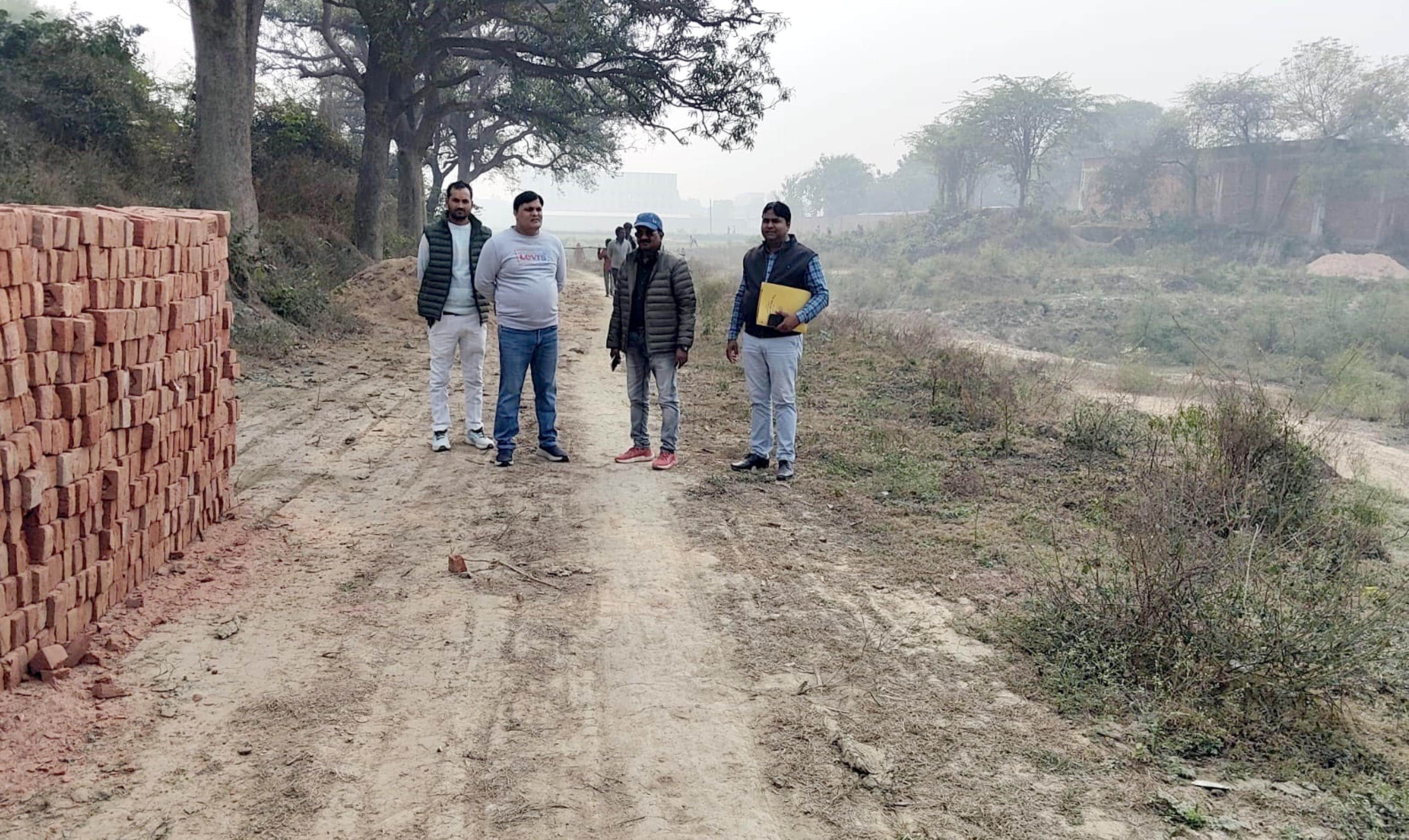 बुधवार को राजा तालाब फत्तुपूर का निरीक्षण करने पहुंचे ईओ। स्रोत-संवाद