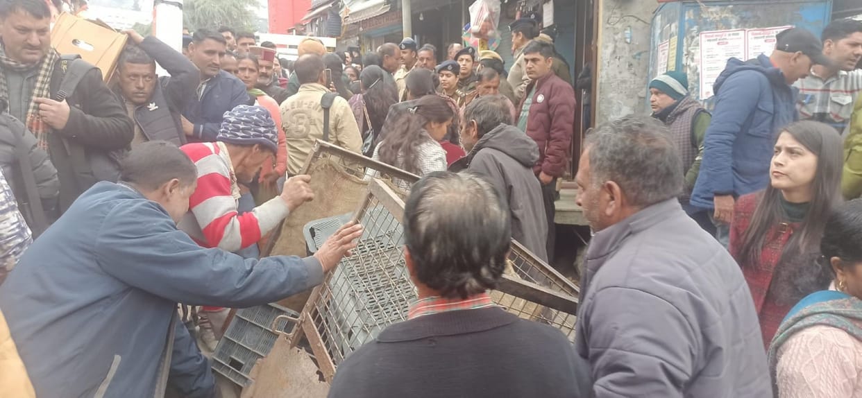 For the second consecutive day, action was taken against over 100 shopkeepers and street vendors, and illegal constructions were also demolished.
