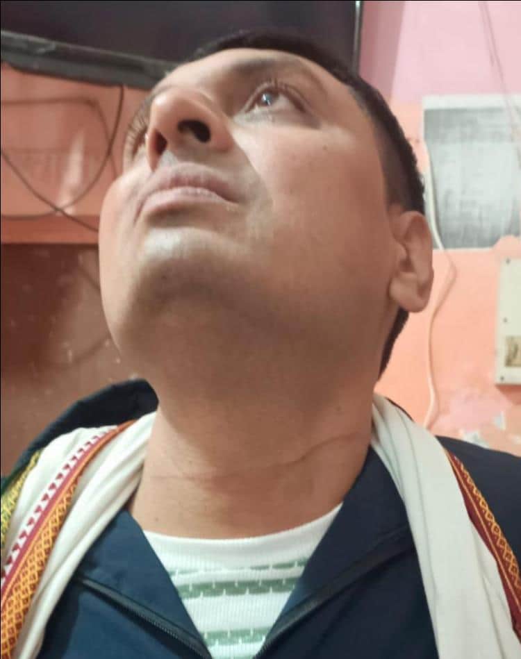 चीनी मांझा से गला रेत जाने पर दिखाता पीड़ित