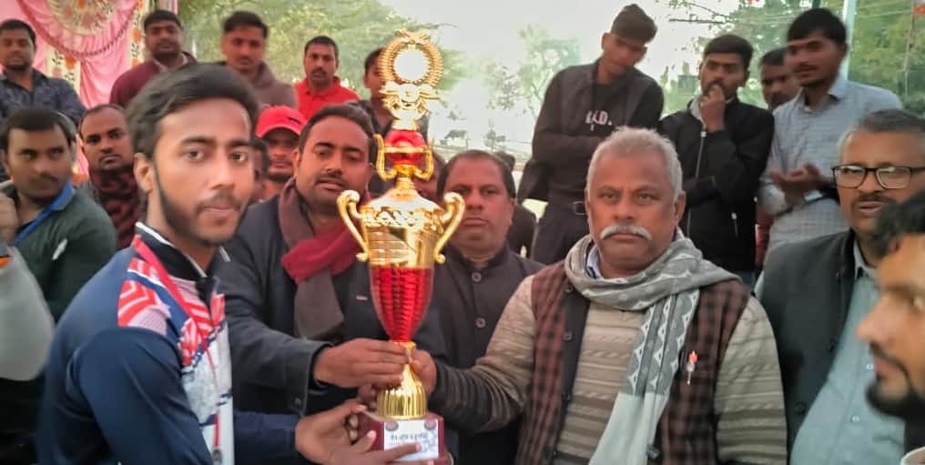 फाइनल में विजेता टीम के कप्तान को ट्राफी देते अतिथि। स्रोत आयोजक