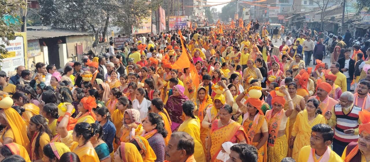 फोटो- 04 बाबूलाल चौराहे पर सिर पर कलश रखकर भक्ति गीत के साथ शामिल महिलाएं। संवाद