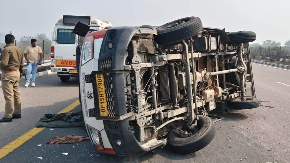 फोटो-10- लखनऊ-आगरा एक्सप्रेसवे पर पलटा पड़ा लोडर। स्रोत: पीआरवी