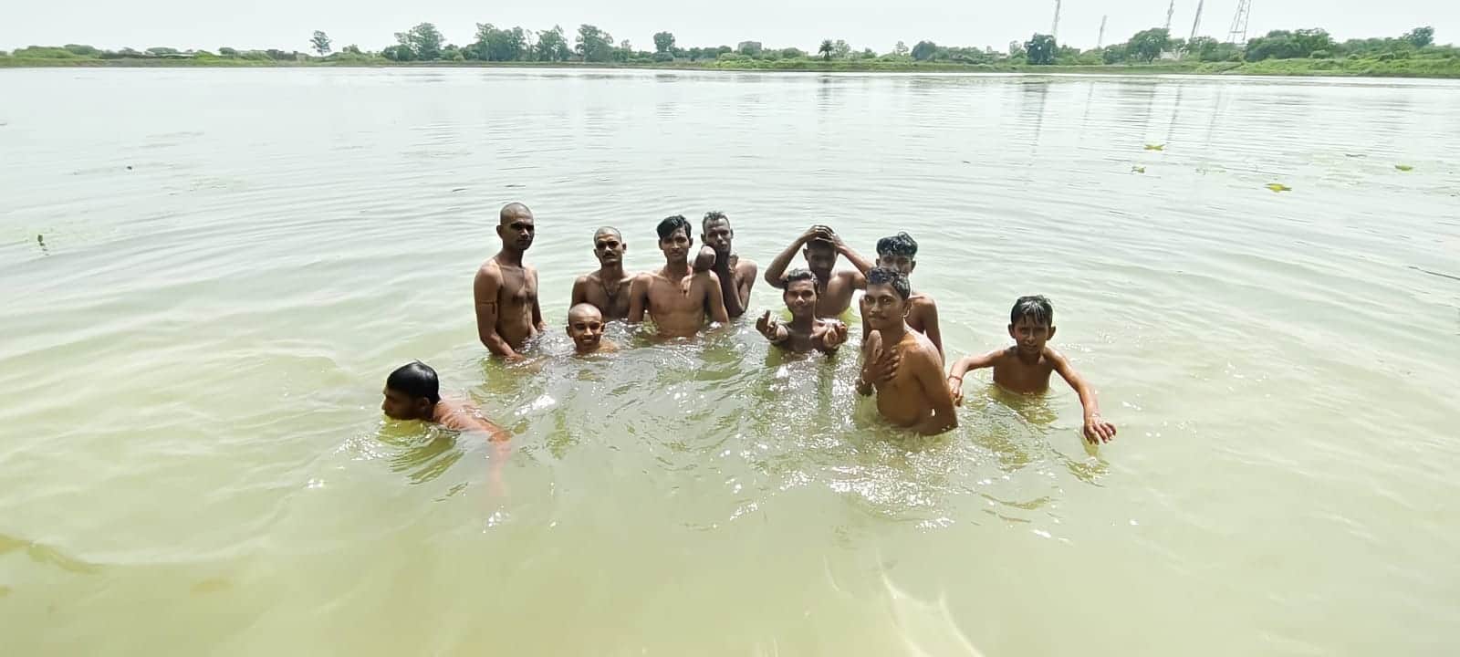 फोटो - 11 तालाब में स्थान करते श्रद्धालु। संवाद