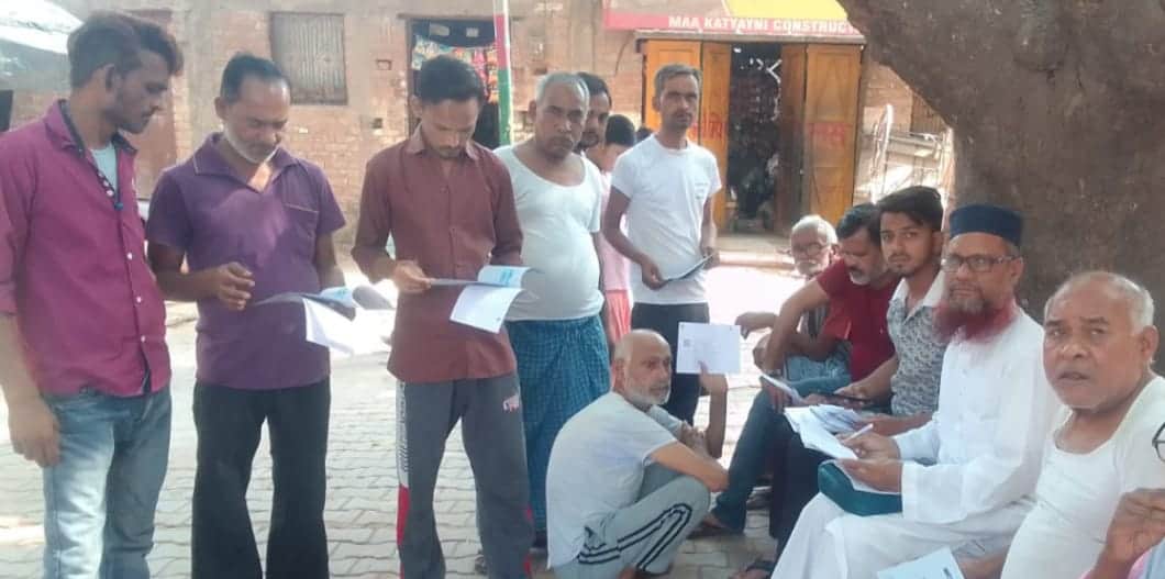 फोटो - 12 फोटो - मर्दन नाका में मतदाताओं को वोटर लिस्ट दिखाते बीएलओ। संवाद