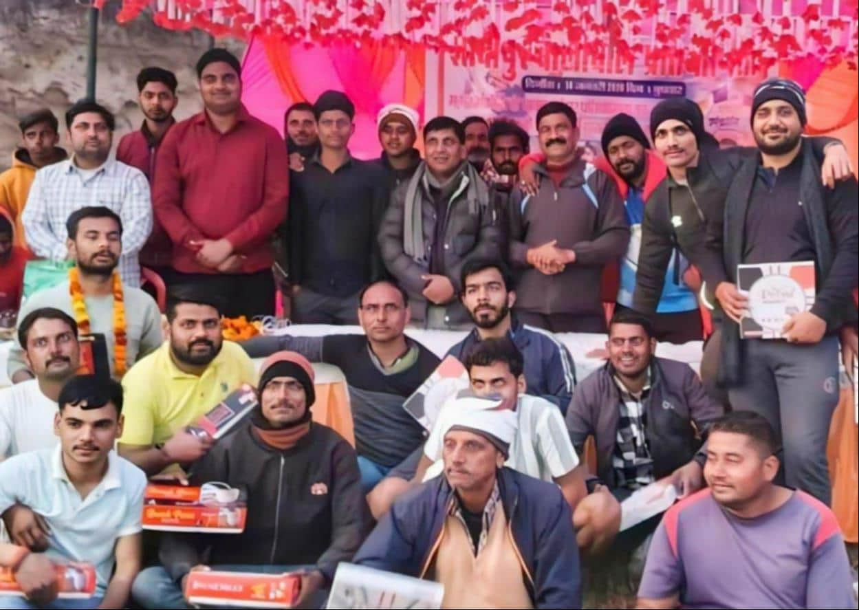 फोटो-15- पुरस्कार के साथ विजेता टीम के खिलाड़ी। स्रोत:आयोजक