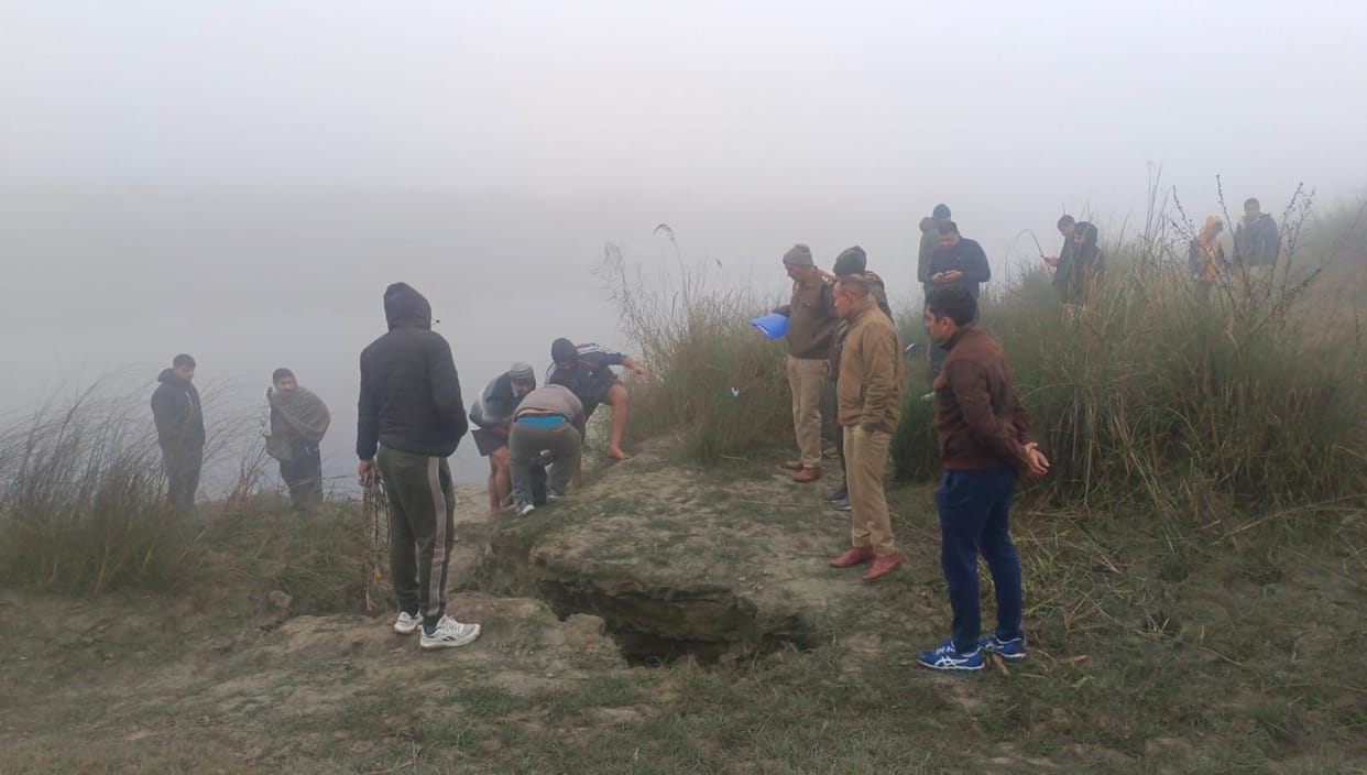 Sonu's body was recovered from the sand on the banks of the Yamuna River; he was murdered by his friends after a drinking party.