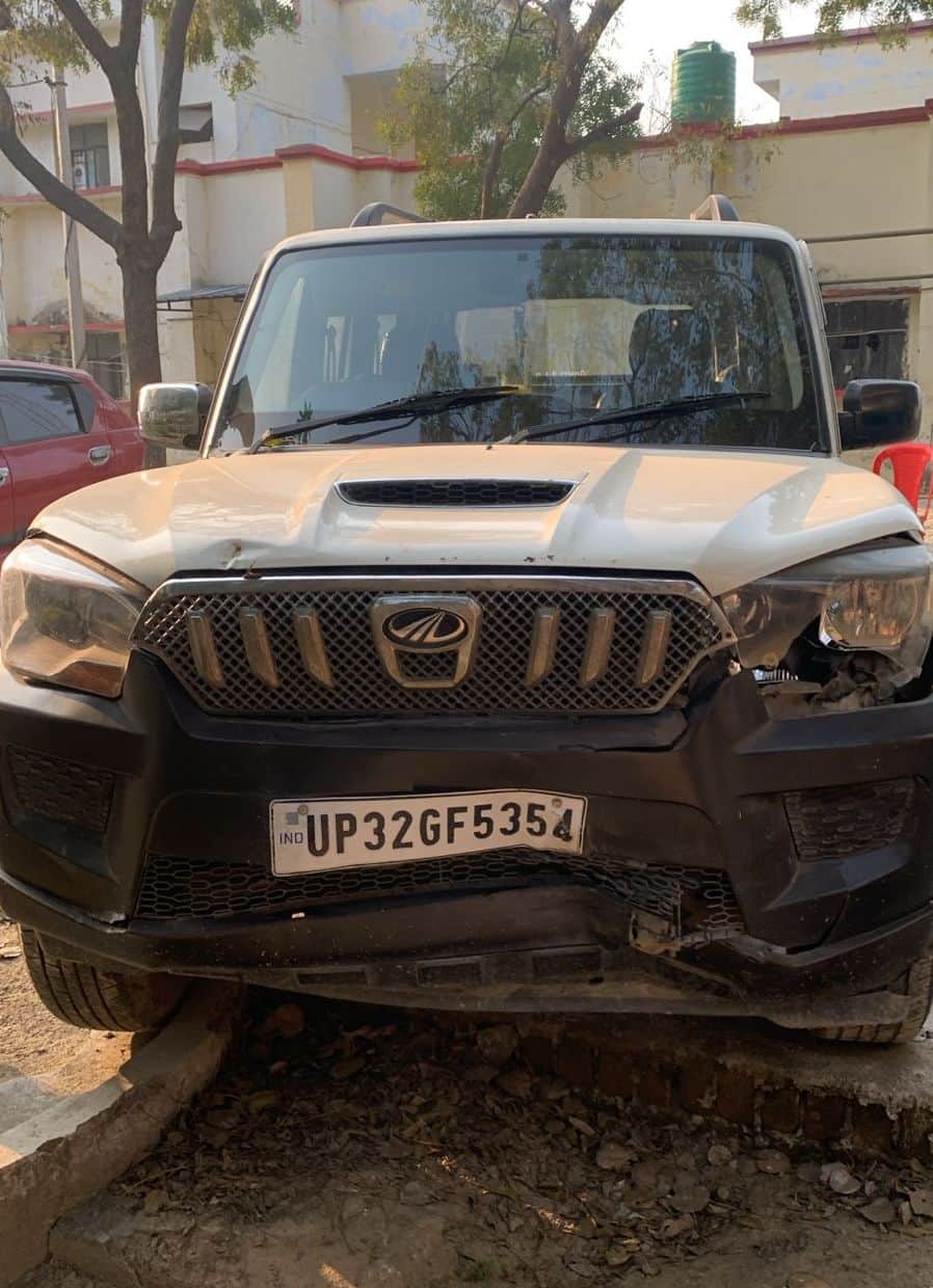 फोटो-27- असोहा थाने में खड़ी स्कार्पियो गाड़ी जिसमे सवार थे बदमाश। संवाद