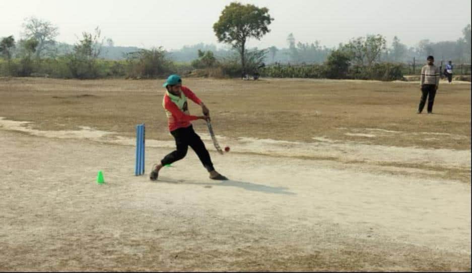 फोटो-8- मैच के दौरान बल्लेबाजी करते खिलाड़ी रघुराज। संवाद