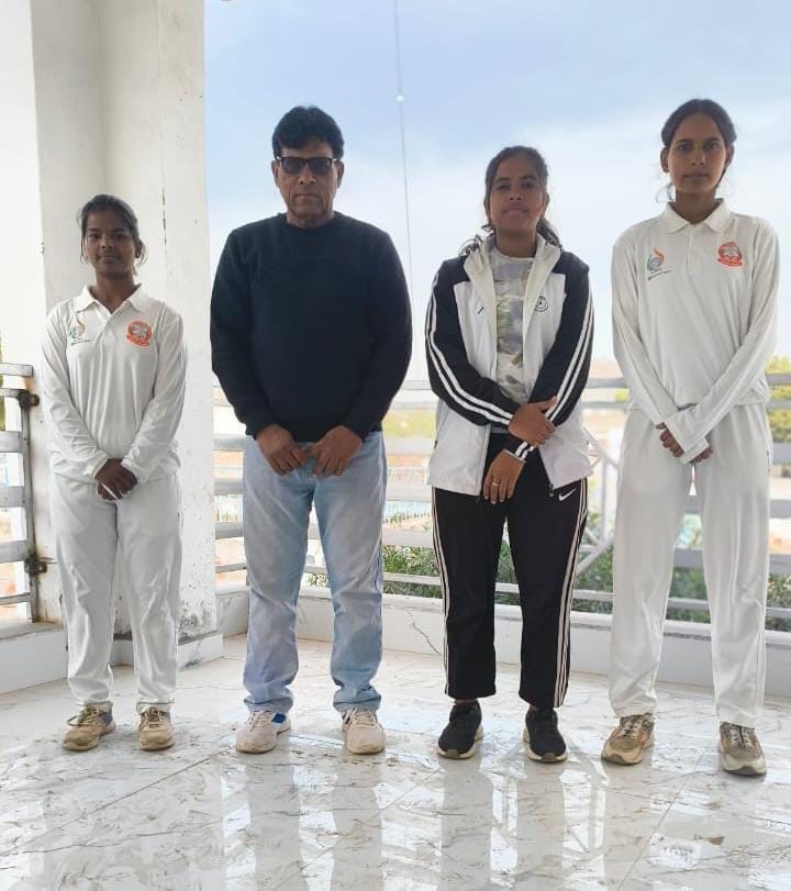 Simta and Saloni, who returned after participating in cricket, were welcomed.