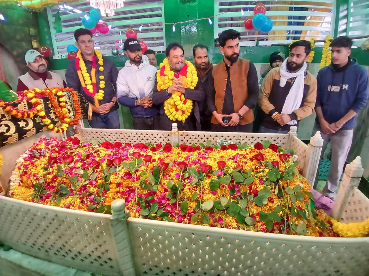 गांव चक असलाम में मजार पर माथापूर्व मंत्री चौधरी गारू राम व अन्य। संवाद