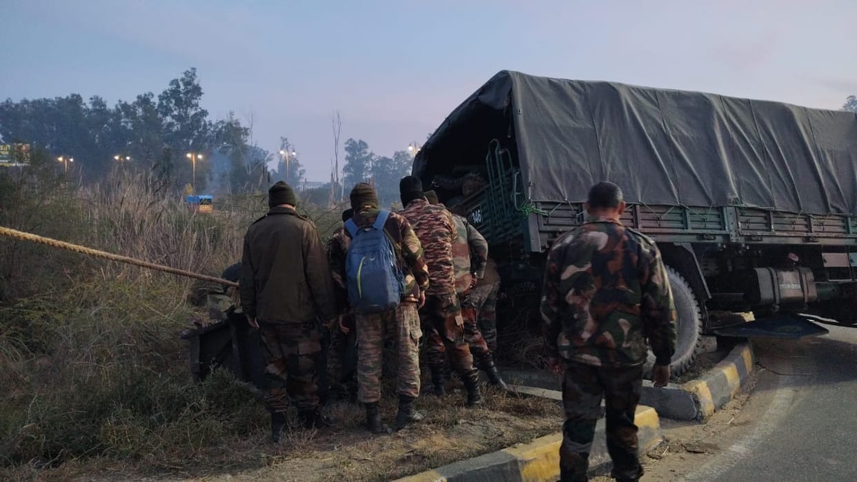 Army truck went off the road at Geeta Chowk due to brake failure, soldiers safely evacuated