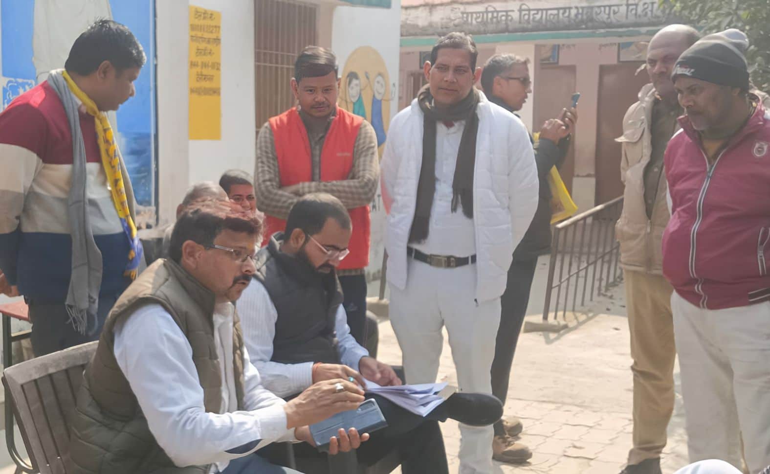  हांसापुर गांव में ग्रामीणों से बातचीत करते तहसीलदार । स्रोत-ग्रामीण।