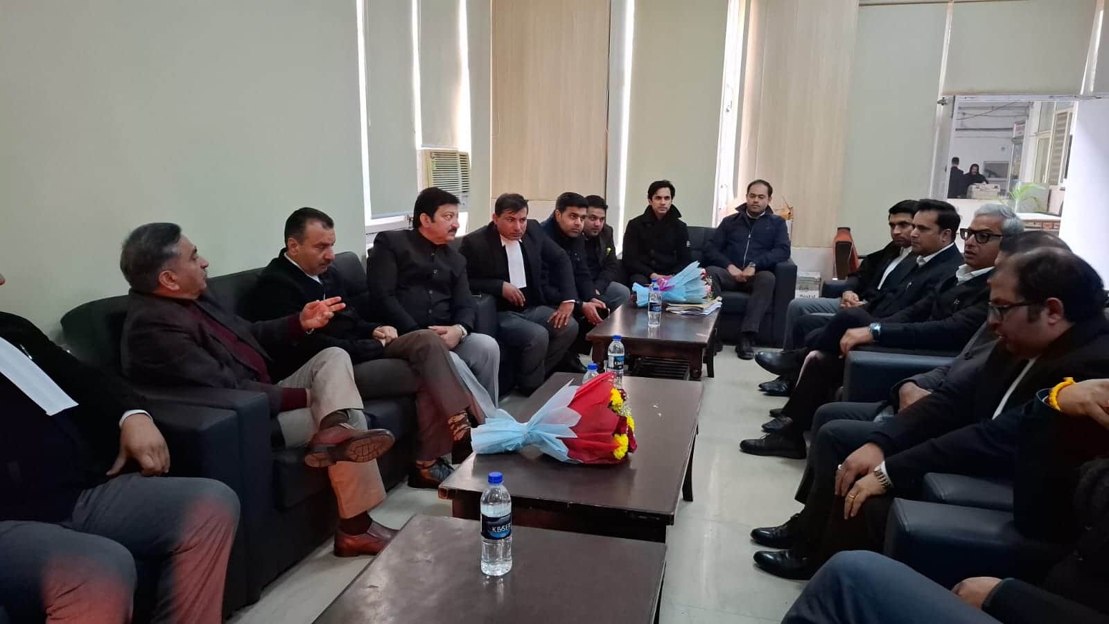 जस्टिस संजीव शुक्ला और संजय परिहार के बार हॉल के दौरे के दौरान मिलते बार पदाधिकारी व सदस्य। स