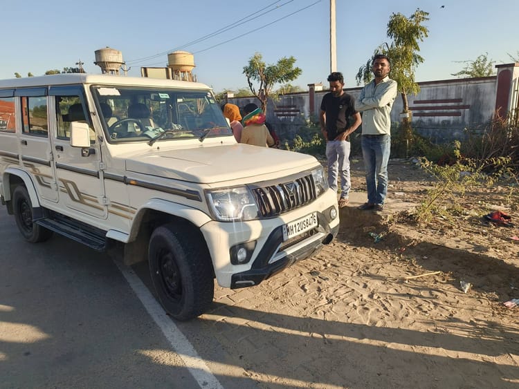 Jalore: बोलेरो की टक्कर से बाइक सवार परिवार घायल, 20 मीटर तक घिसटते हुए दूसरी कार से टकराई गाड़ी