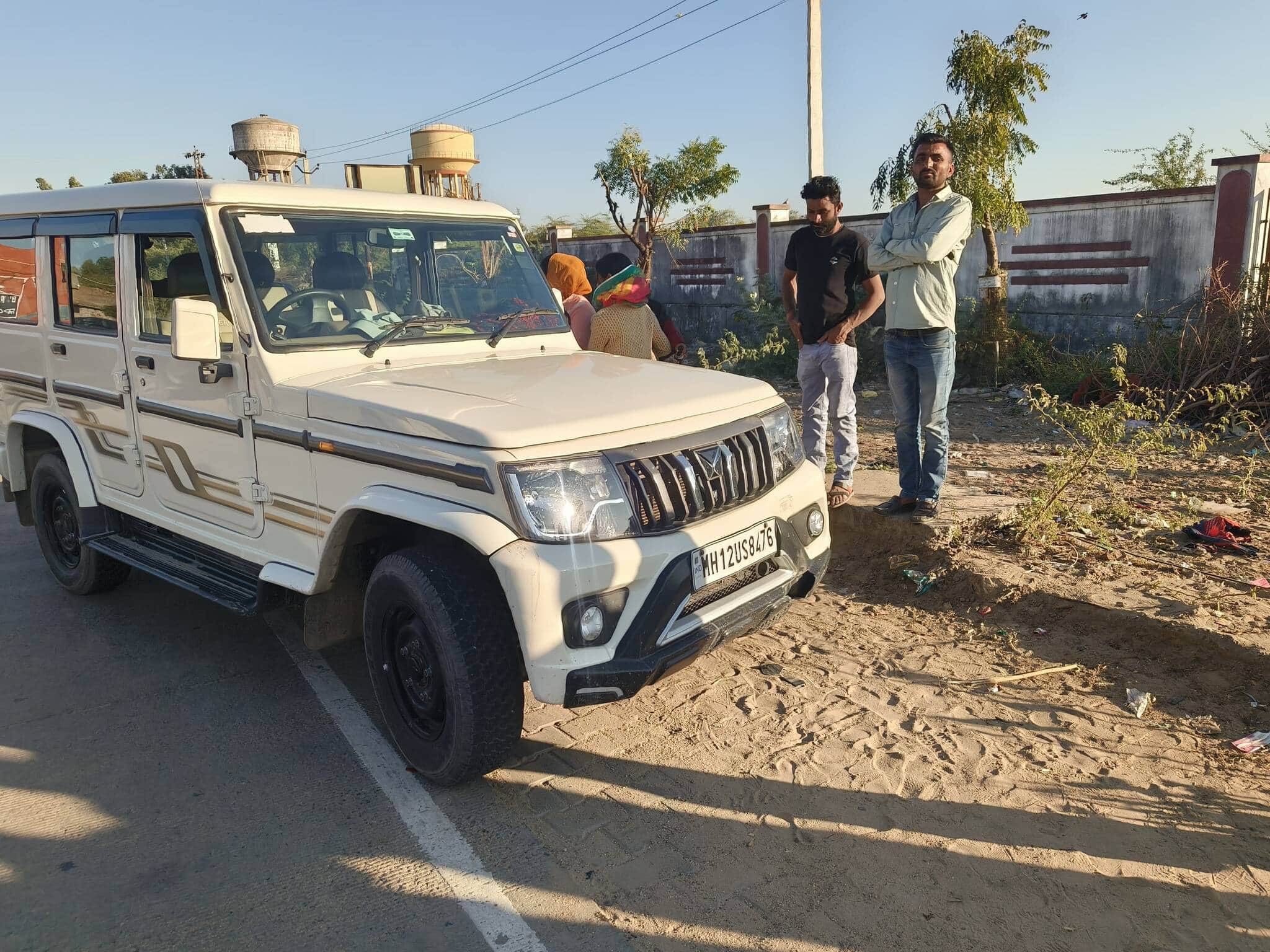 जालोर : बोलेरो की टक्कर से बाइक सवार परिवार घायल