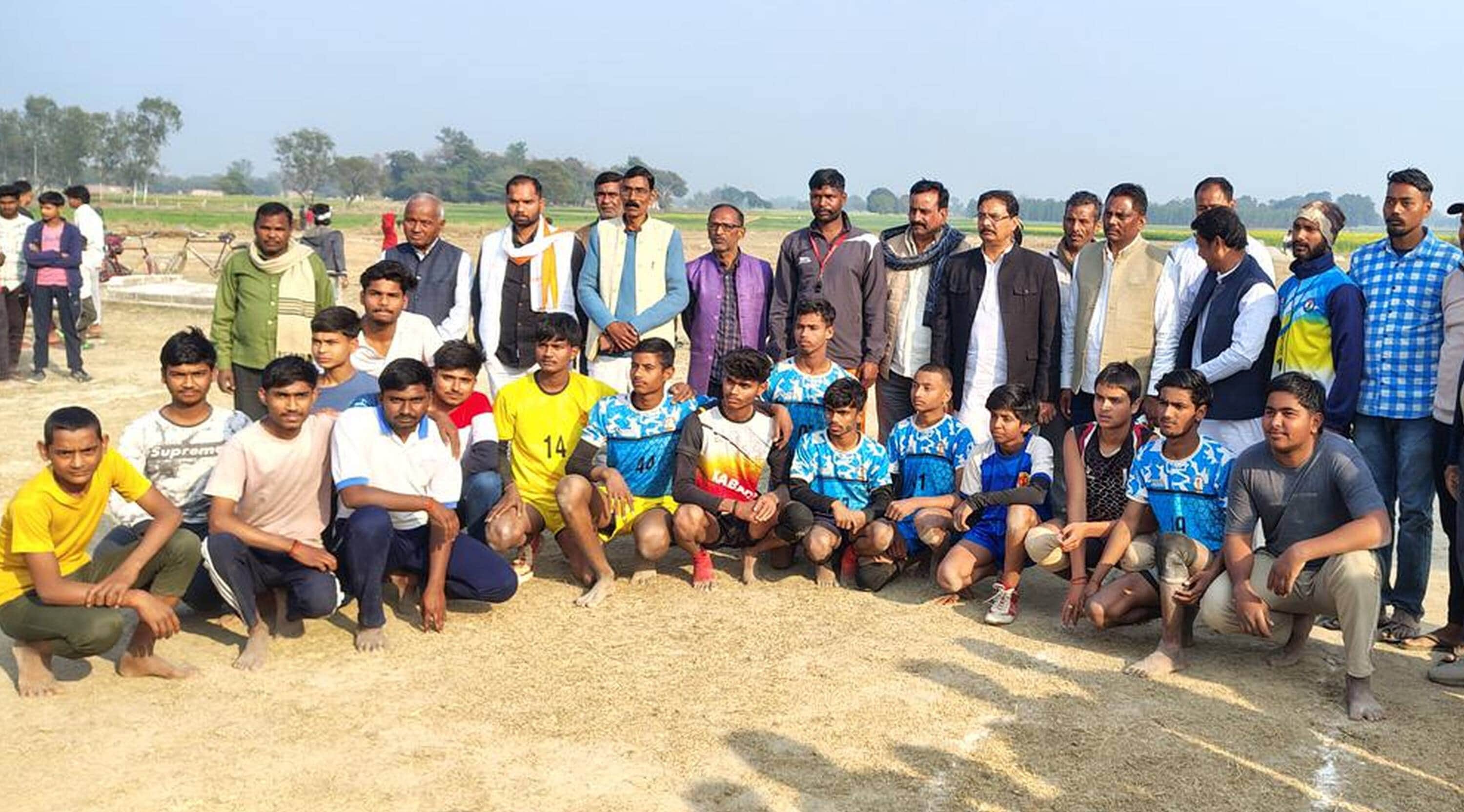  कबड्डी प्रतियोगिता के विजेता खिलाड़ियों के साथ अतिथि। स्रोत- आयोजक