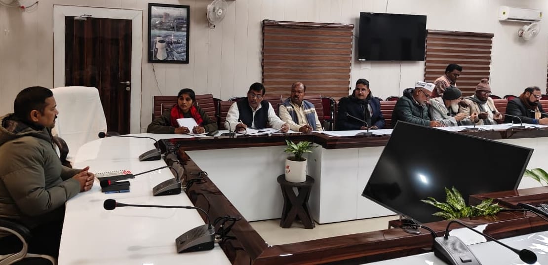 कलेक्ट्रेट सभागार में राजनीतिक दलों े प्रतिनिधियों के साथ बैठक करते एडीएम प्रशासन सत्य प्रकाश।