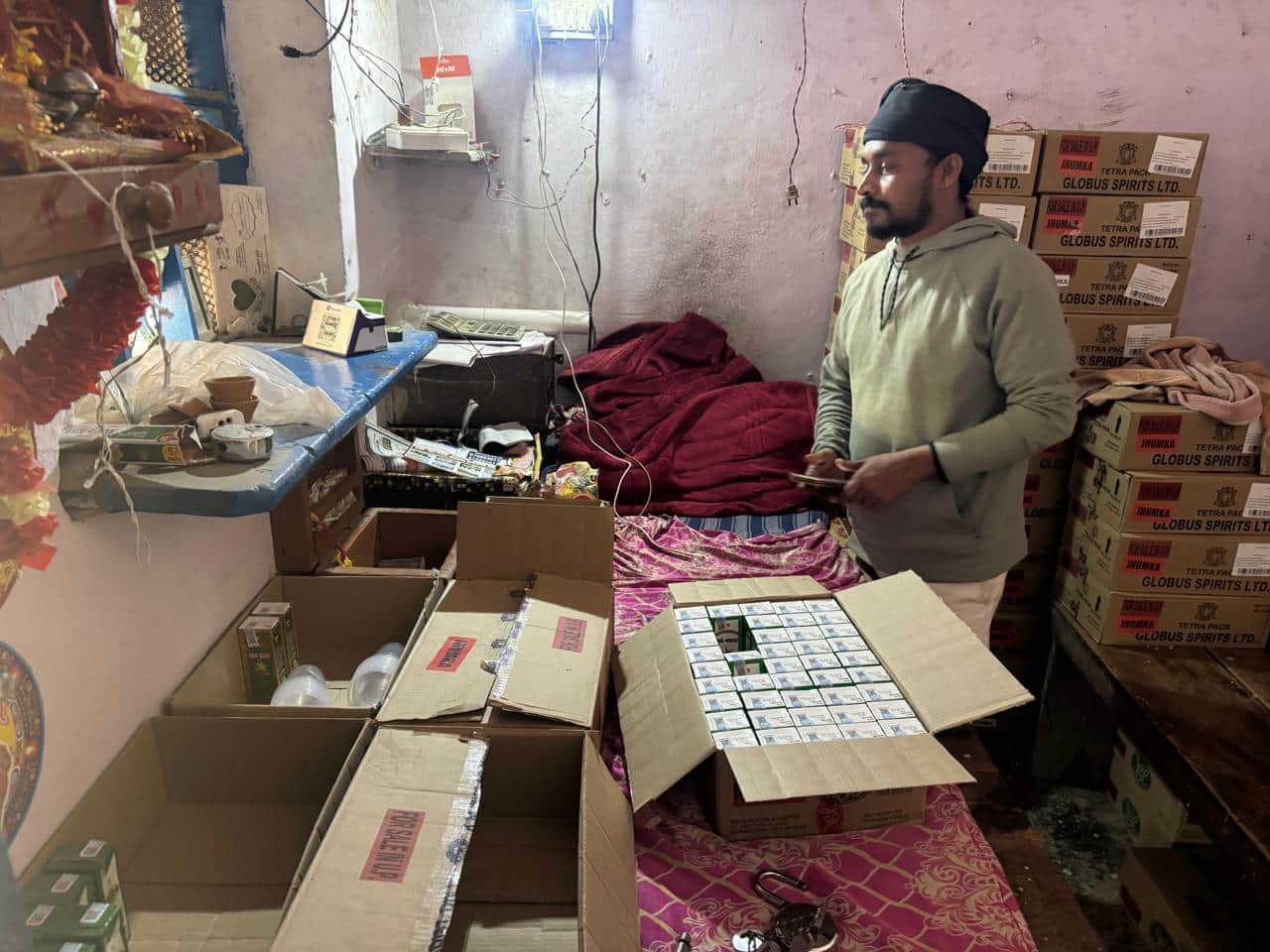 केराकत नरहन स्थित देशी शराब की दुकान में हुई चोरी के बाद दिखते हुए सेल्समैन। संवाद