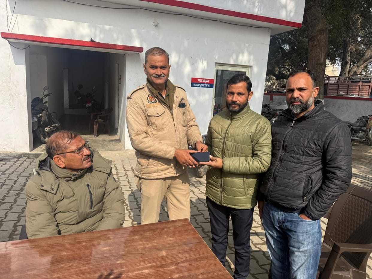 Home Guard jawan returns phone worth Rs 1.5 lakh found on the road