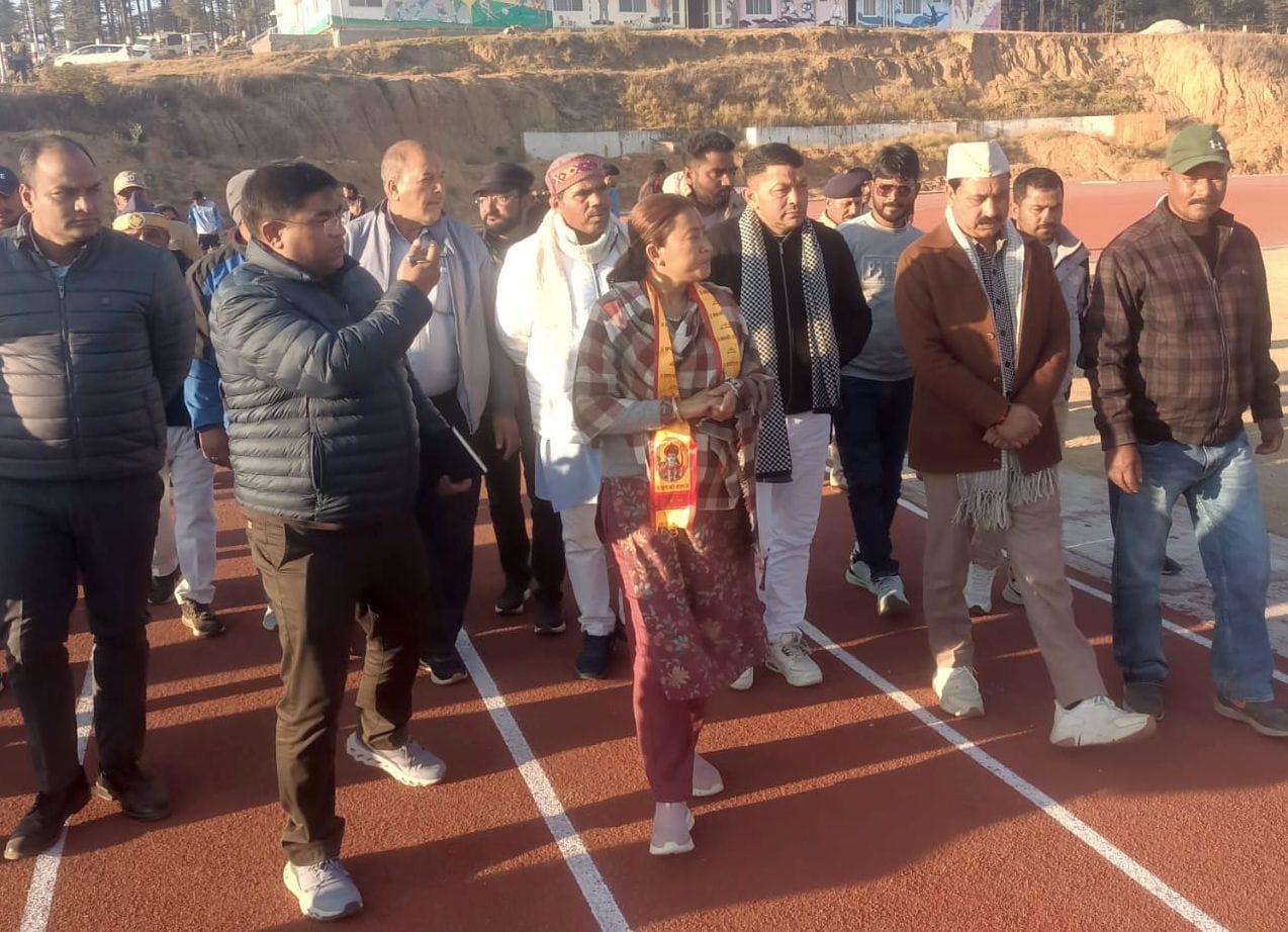 लोहाघाट के छमनियां में निर्माणाधीन महिला स्पोर्ट्स स्टेडियम का निरीक्षण करती कैबिनेट मंत्री रेख