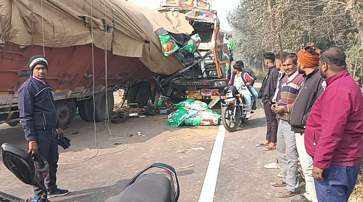 Two trucks collided in Lavania, trapping the driver and cleaner inside.